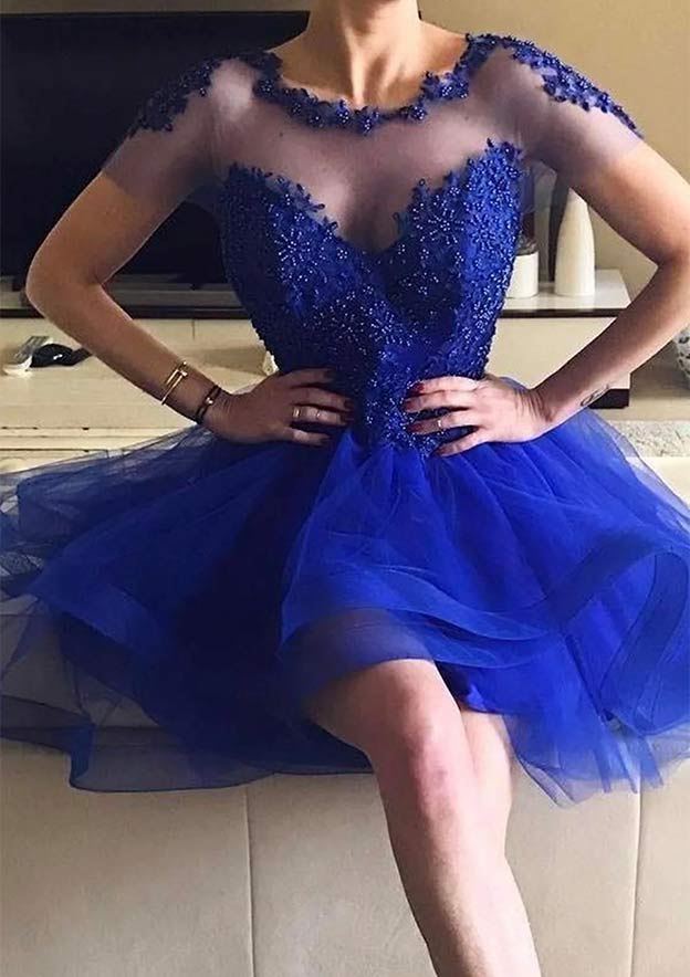 Vestido de fiesta asimétrico de tul con cuello ilusión, manga corta y apliques de cuentas